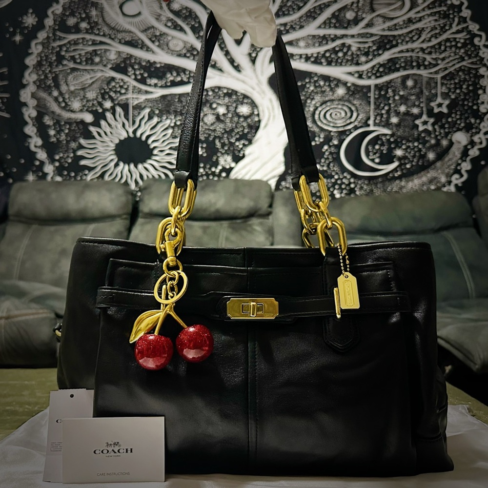 Vintage style Coach Black Leather Shoulder Bag with Gold Accents - Picture 17 of 17